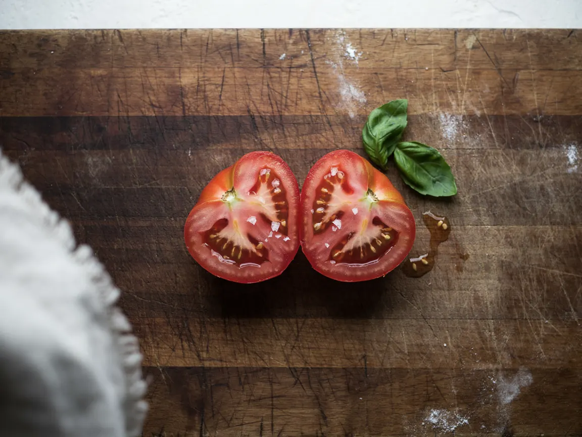 Tomate coupée en deux montrant ses graines entourées de gel